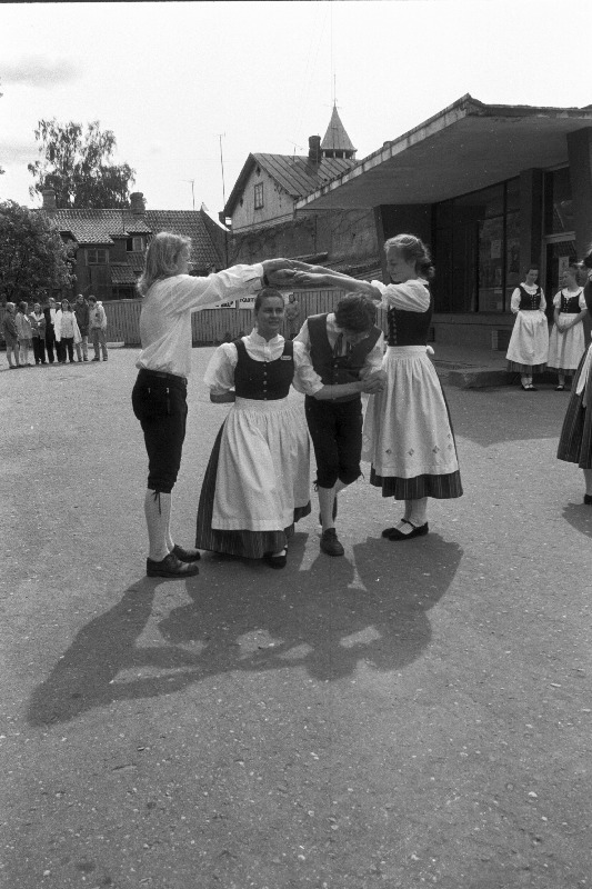 Kultuuripäevad. "Rubiini" ees tantsivad tütarlapsed, Berliini rahvatantsijad.