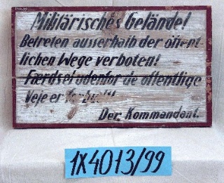 Skilte, 2 stk. tyske forbudsskilte fra Bygholm. - 1. Tysk træskilt fra Bygholm, mål 30x50 cm. 
Skiltet er meget primitivt lavet, det har en hvid bund - sort skrift - en rødbrun streg langs kanten - på skiltet står:  MILITÄRISCHES GELÄNDE! BETRETEN AUSSERHAIB DER OFFENTLICHEN WEGE VERBOTEN.  FÆRDSEL UDENFOR DE OFFENTLIGE VEJE ER FORBUDT! DER KOMMANDANT.