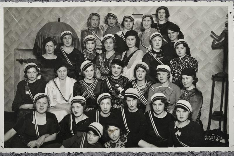 Korporatsioon Amicitia liikmed. II reas vasakult 5. Marcella Ingeborg Kärk-Morin, 6. Irene Malchen-Mölder. III reas 4. Erica Zeich. IV reas 5. Elfriede Rosalie Palmberg-Ruven, 8. Aleksandra Kondratjev-Vannari. V rida 3. Lidia Tõeveer-Veel, 4. Hilda Antonie Silts-Talve, 5. Anna Marie David-Lond.