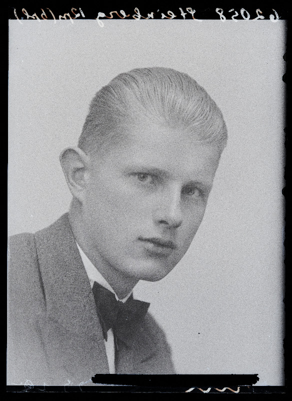 Viljandi Maagümnaasiumi abiturient Johannes Steinberg (Juhan Suurkivi).