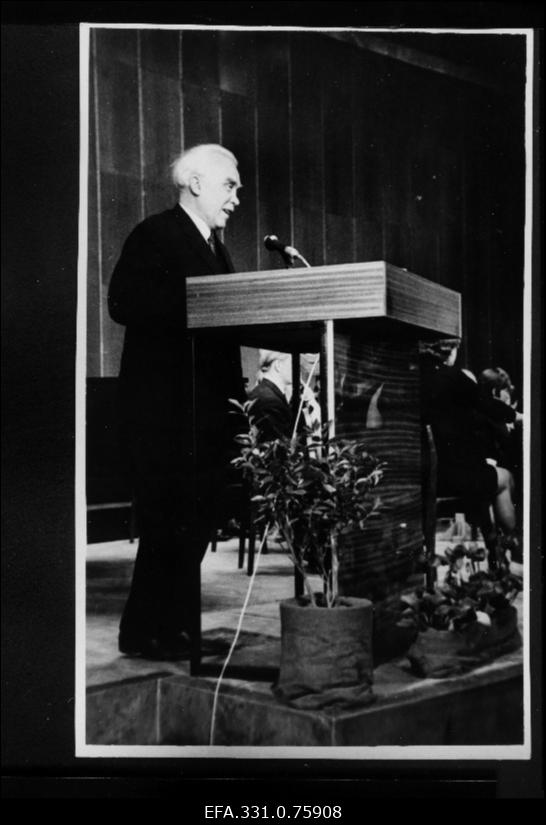 NSV Liidu rahvakunstnik professor Gustav Ernesaks RAT "Vanemuise" kontserdisaali avamisel kõnelemas.