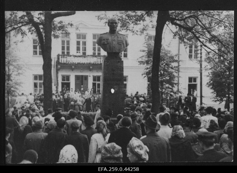 Mälestussamba avamine akadeemik N.N. Burdenkole Tartu Riikliku Ülikooli 150. aasta juubelipidustuste ajal.