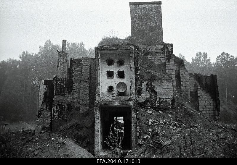 Mahajäetud Nõukogude raketibaas Uniküla - Kilingi metsas.