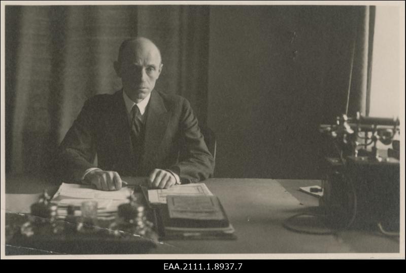 Tartu linnapea Karl Luik Raekojas omas kabinetis