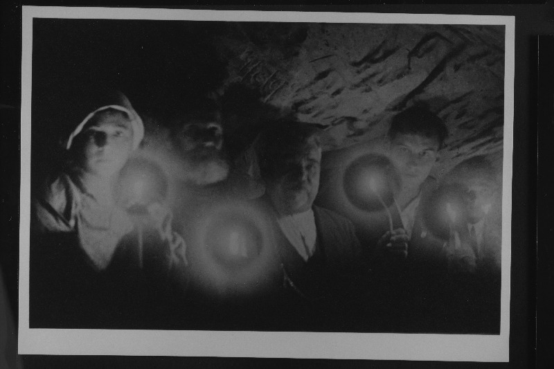 Külastajad Petseri kloostri koopais.