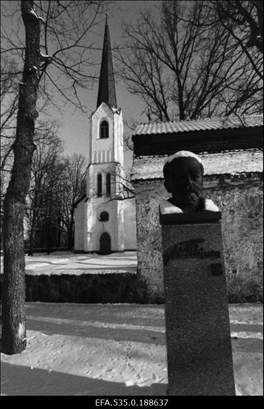 Vaade Kolga-Jaani kirikule ja Villem Reimani mälestusmärgile.