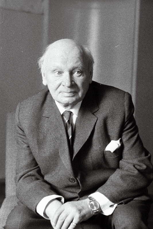 Tarmo, Ruut (1896-1967), ENSV rahvakunstnik - eesti nõukogude näitleja ja lavastaja.