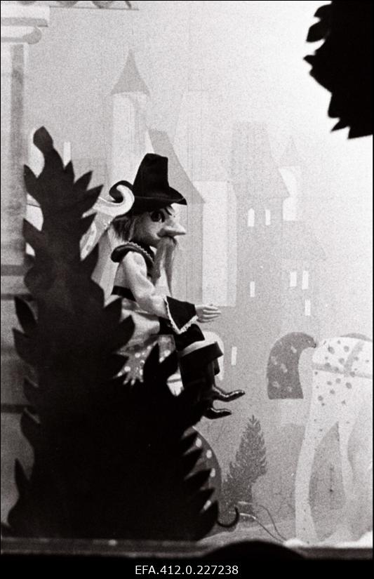 Kombinaadi "Kommunaar" klubi nukunäitering kunstilise isetegevuse festivalil esitamas näidendit "Tuhkatriinu".