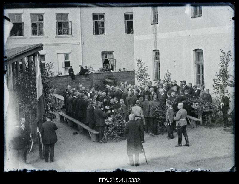 Vabatahtlikud Viljandi maakonna sõjaväeringkonna noorsõdurite kasarmu juures Esimese maailmasõja alguses.