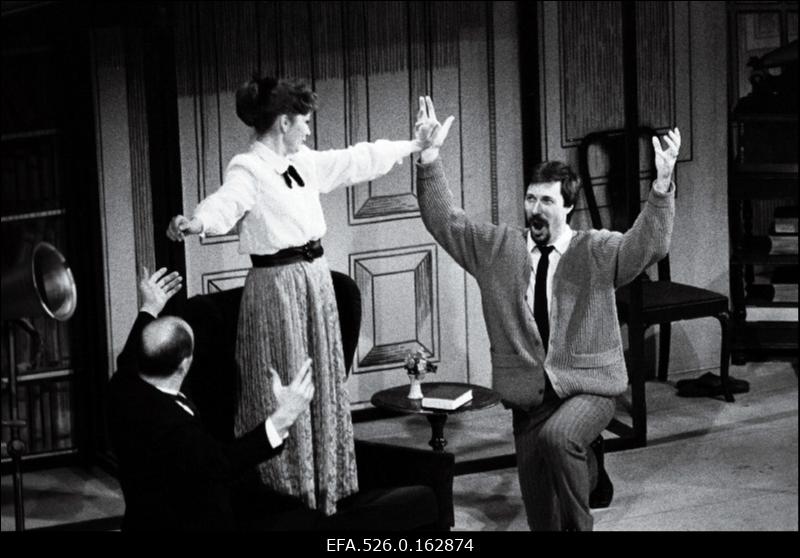 Stseen F. Loewe muusikalist “Minu veetlev leedi” “Vanemuise” teatris. Vasakult: kolonel Pickering - Tõnis Uibo, Eliza Doolittle - Silvia Vestmann, Henry Higgins - Taisto Noor.