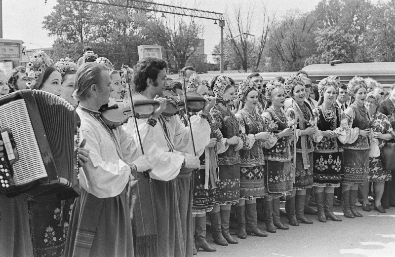 Ukraina NSV kirjanduse ja kunsti päevadele saabunud G. Verjovka nim Ukraina Riiklik Akadeemiline Rahvakoor Balti jaamas vastutuvõtjatele esinemas.