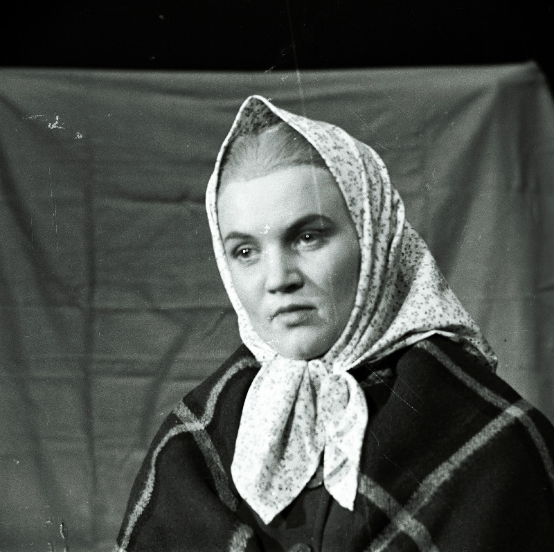 Näitleja Leida Laius Katku Liisu osas Aadu Hindi samanimelise romaani järgi seatud Andres Särevi dramatiseeringus Tuuline rand. V. Kingissepa nimelises TR Draamateatris.