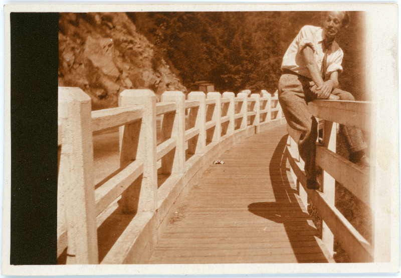 Tundmatu mees silla käsipuule ronimas