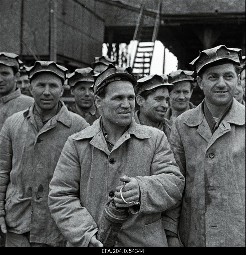 Trusti Eesti Põlevkivi kaevanduse Käva-2 kommunistliku töö brigaad brigadir Ivan Željabiniga (eesplaanil keskel) enne kaevandusse laskumist.