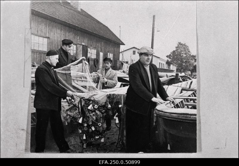 Pärnu linna Jahta kalurikolhoosi kalurid (vasakult) Jakob Mere, Kalju Terasmaa ning brigadirid Arseni Luht ja Vassili Paalberg valmistavad võrke püügiks ette.