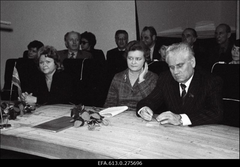 Punalipu üleandmine Riikliku Projekteerimise Instituudi "Eesti Projekt" saalis.