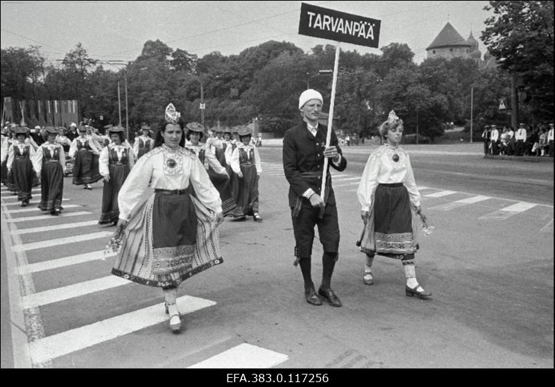Rahvatantsuansambel "Tarvanpää" Eesti NSV 1981. rahvatantsupeo rongkäigus Võidu väljakul.