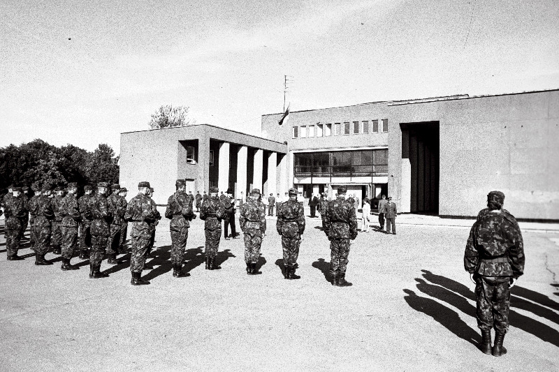 Ohvitseride kursuse avamise pidulik rivistus Kaitsejõudude Väljaõpekeskuses Paldiskis.