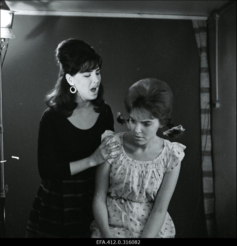 Arthur Laurents, Leonard Bernstein "West Side´i lugu". Anita - Maria Mihhailova, Maria - Liina Orlova (kombineeritud võtted ateljees kombineeritud kostüümides).
