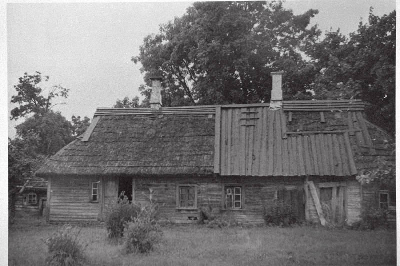 Kirjanik Aadu Hindi kodutalu Saaremaal Kuusnõmme külas.