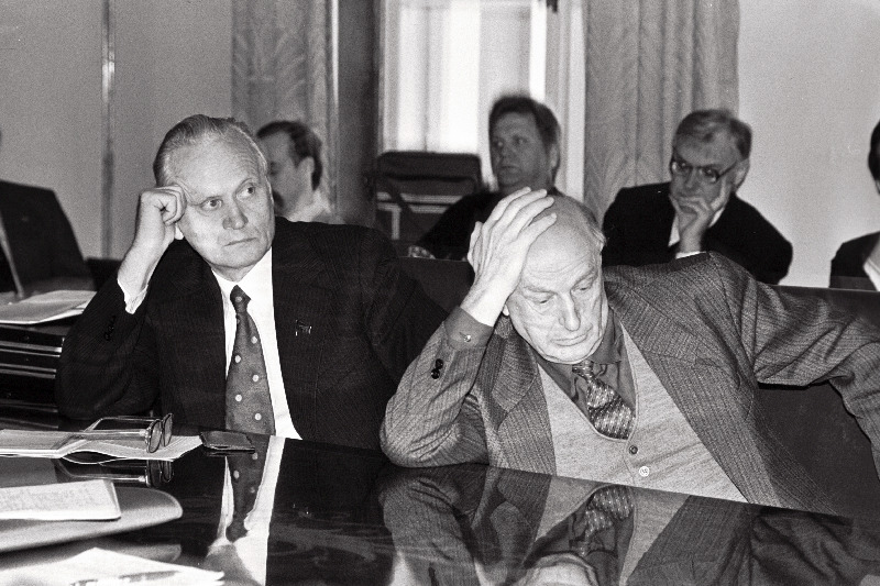 EV Ülemnõukogu järjekordsel istungjärgul, laua taga M. Bronštein ja V. Vare.