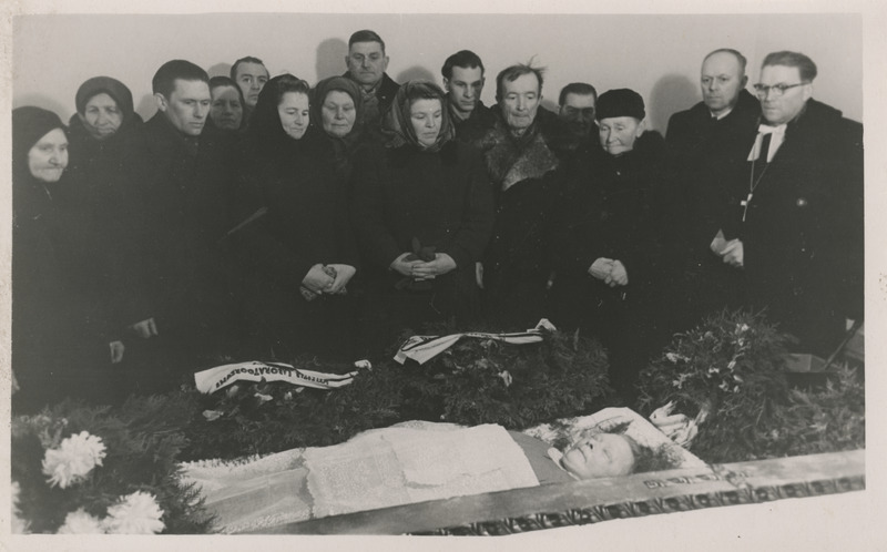 Johannes Audova, Rosalie (Pung) Audova, Jaan Audova ning teised määratlemata isikud Anna-Marie Punga matusel