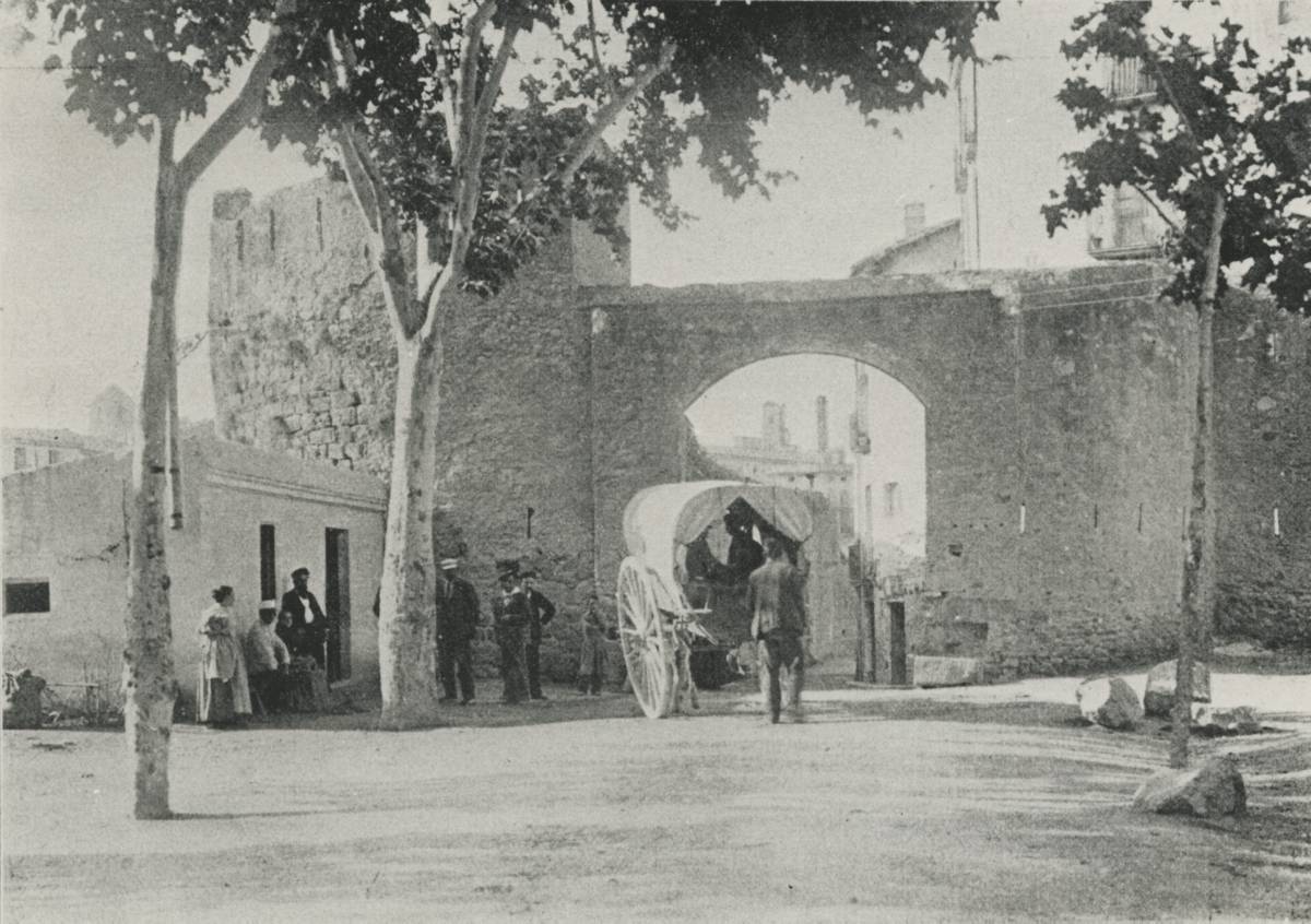 [Portal of Carmen] - The portal and the tower of Carmen, on the street of the same name. On the left, the house of the hills.