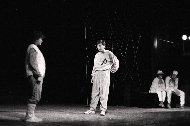 Stseen Haapsalu 1. Keskkooli muusikateatri "Pöialpoiss" 15. aastapäevaks lavastatud E.B.White´i näidendist "Charlotte koob võrku". Keskel Wilburi osatäitja 
Mart Vesik.