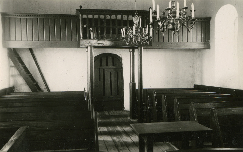 Osmussaare kiriku sisevaade, üleval kooripealne.