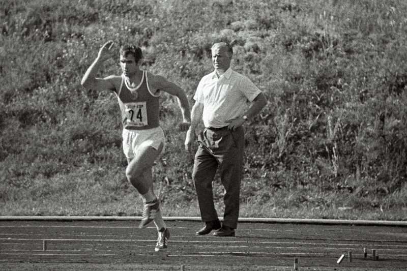 Kergejõustiklane Boris Tolmatšov ja treener Fred Kudu NSV Liidu ja Saksa Demokraatliku Vabariigi vahel peetud neljandal mitmevõistlusel.