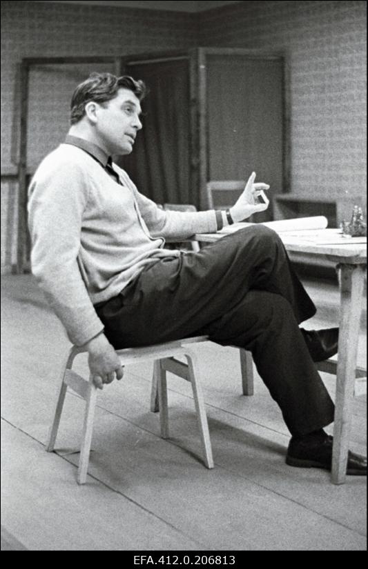 Näitleja Aksel Orav Eeva Liisa Manneri ballaadi "Põletatud oranž" Linnateatri proovis V. Kingissepa nim Tallinna Riikliku Akadeemilise Draamateatri proovisaalis.