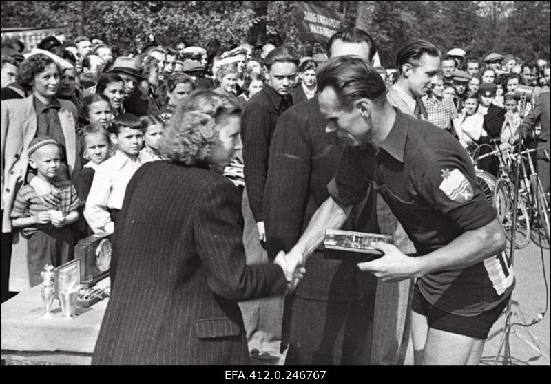 Jalgratturite lühidistantsid Kadrioru ringrajal ja vabariigi mitmepäevasõit.