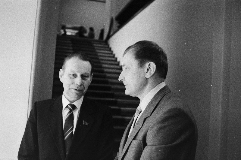 Eesti NSV Ülemnõukogu XI koosseisu I istungjärgu vaheajal vestlevad kirjanikud Vladimir Beekman ja Arvi Siig (paremal).