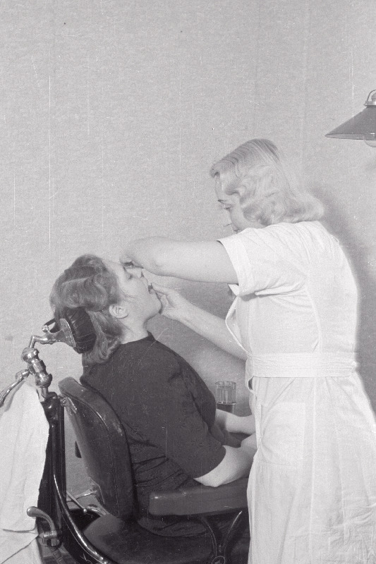 Doktor Jänes töötamas Paide Ambulatooriumi hambaravikabinetis.