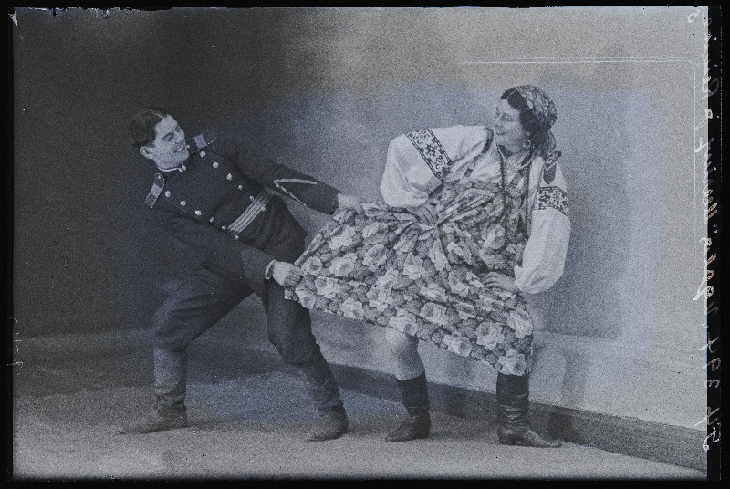 Ugala teatri näitlejad Elfriede Reinike (Riina Reinik) ja Alfred Meering (Mering) lavakostüümides.