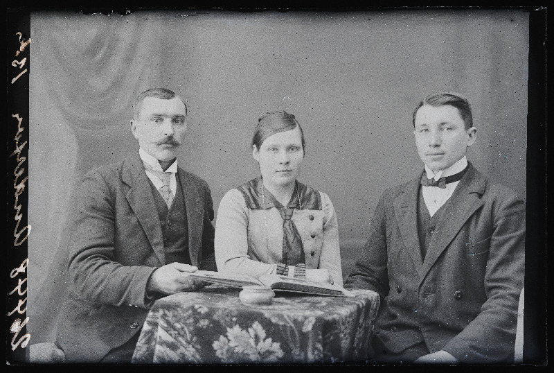 Grupp inimesi, (foto tellija Anderson).