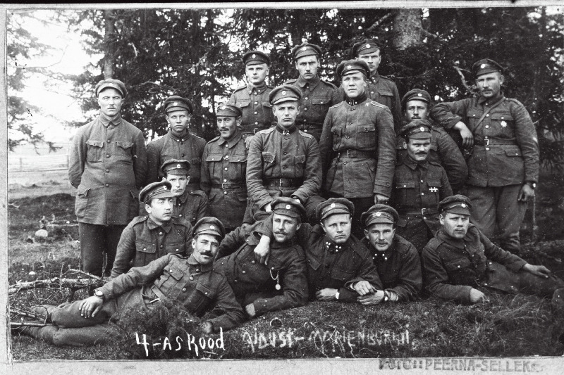 Vabadussõda. 2.Jalaväepolgu 4.roodu sõdurid kes võtsid osa roodu esimesest lahingust Aidus detsembris 1918 Marienburgis (Aluksne). Keskel istub rooduülem leitnant Karl Lamp, tema vasakul käel seisab roodu nooremohvitser alamleitnant Robert Lamp.