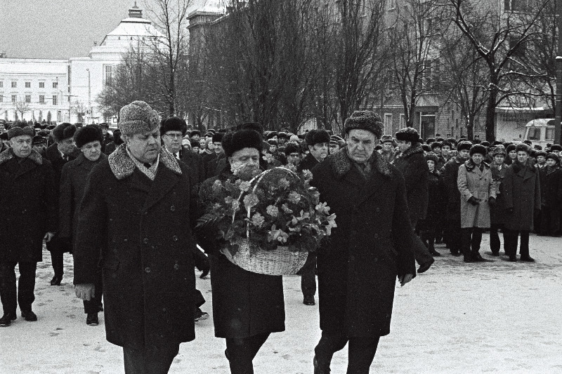 EKP XVII kongressi delegaadid V.I. Lenini mälestussambale lilli viimas. Esiplaanil (vasakult) ENSV Ülemnõukogu Presiidiumi esimees A. Vader, EKP Keskkomitee esimene sekretär J. Käbin, ENSV Ministrite Nõukogu esimees V. Klauson.