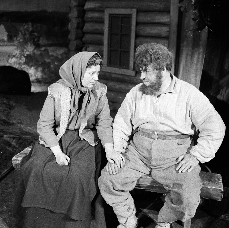 Stseen A.H. Tammsaare romaani Põrgupõhja uus Vanapagan järgi tehtud V. Panso samanimelisest dramatiseeringust. Põrgupõhja Jürka - Eesti NSV teeneline kunstnik Arno Suurorg, Juula - Lisl Lindau.
