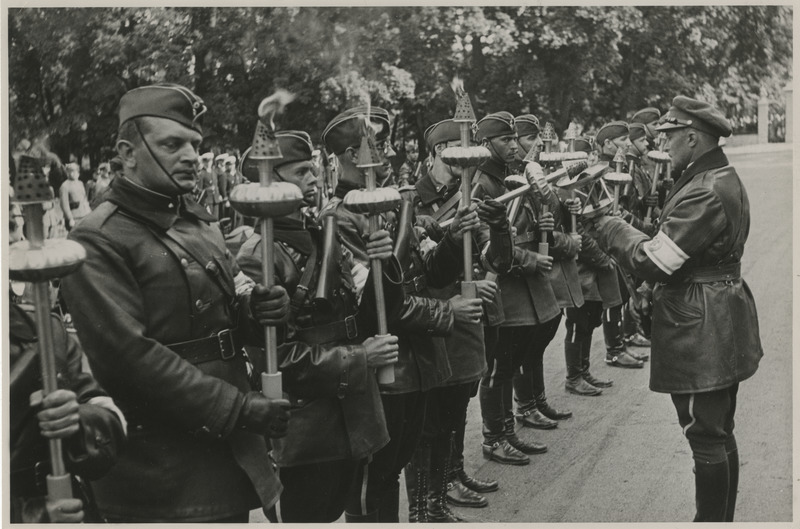 Võidupüha tähistamine Tallinnas 23.06.1937, maakondadesse tuld viivate mootorratturite tõrvikud süüdatakse Kadrioru lossi ees