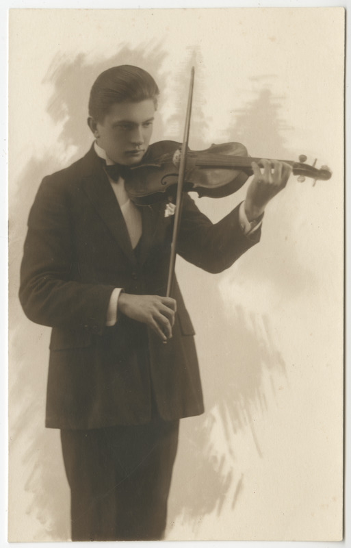 Armin Tuulse mängimas viiulit