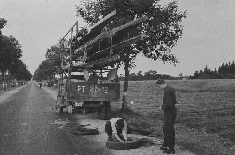 Võistlused sõudmise 100 aastapäeva tähistamiseks Moskvas. (Esimene sõudeklubi Venemaalasutati 1860 aastal Peterburis.) Teel võistluspaika. Veoauto rehvi vahetamine.