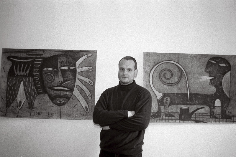 Karikaturist Juss Piho oma tööde “Jääpuhujad” näitusel Tokko ja Arraku galeriis.