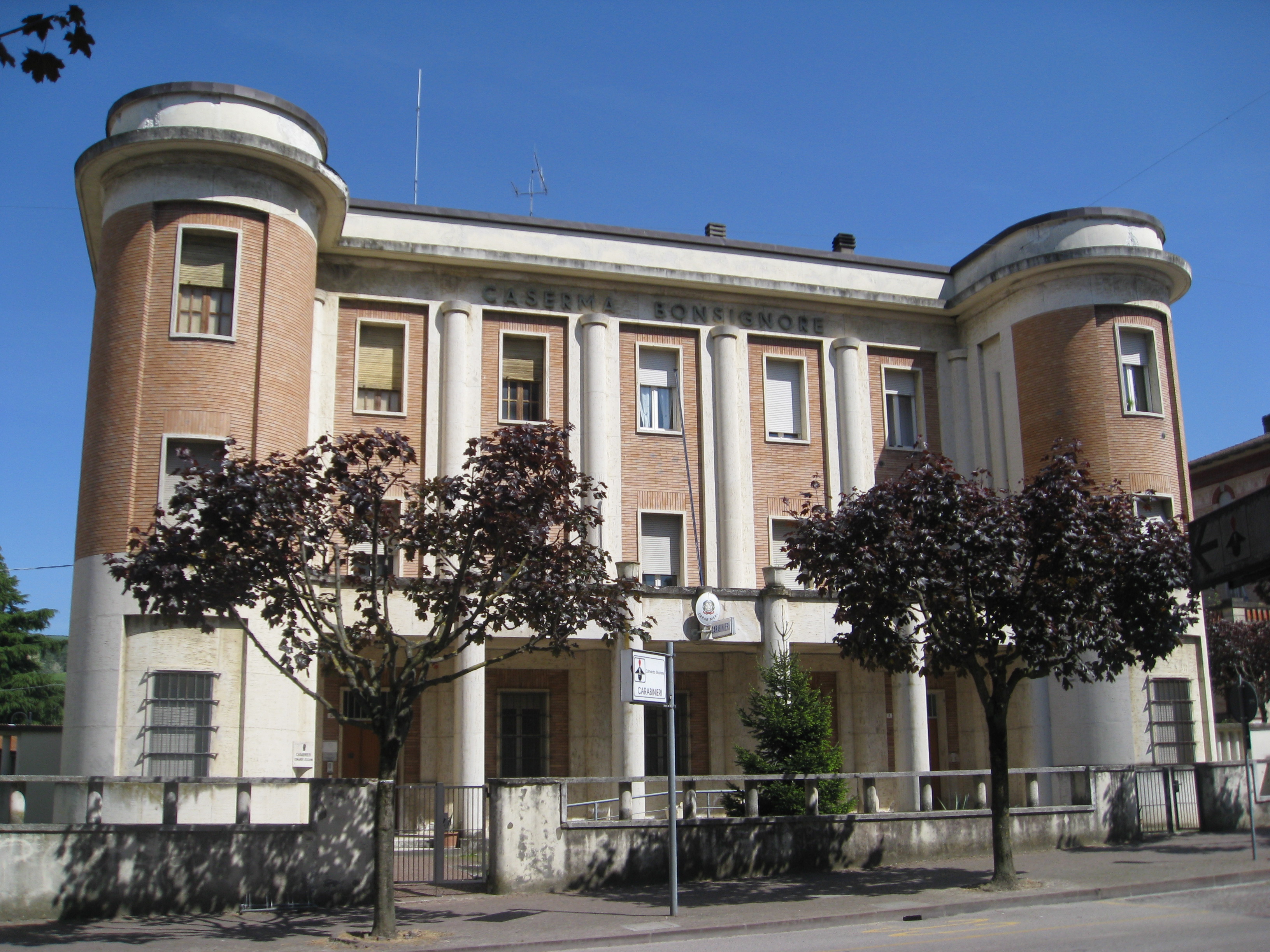 Caserma dei carabinieri a Predappio, 2 - lang