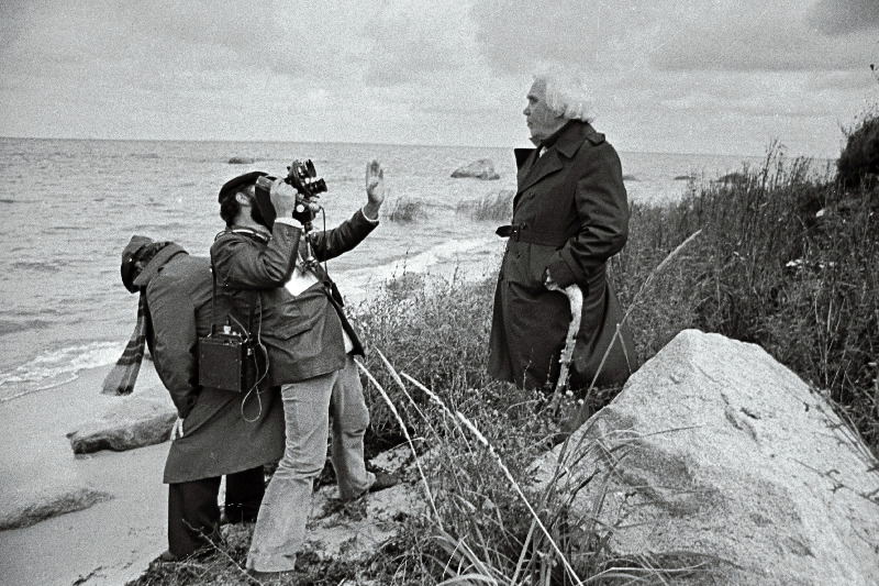 Gustav Ernesaks mere ääres jalutamas. Filmivõtted.