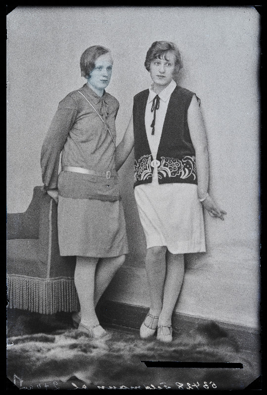 Kaks naist, (foto tellija Feldmann).