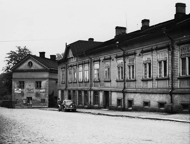 Yliopistonkatu 2-4 rakennuksia