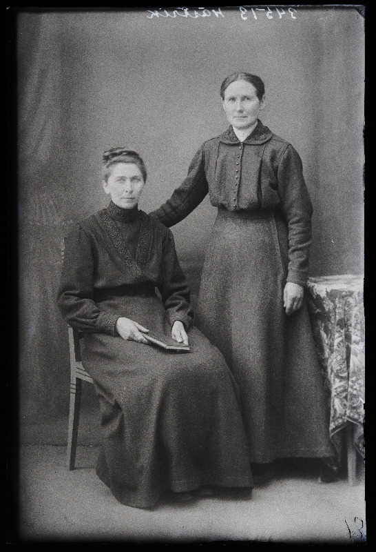 Kaks naist, (foto tellija Västrik).