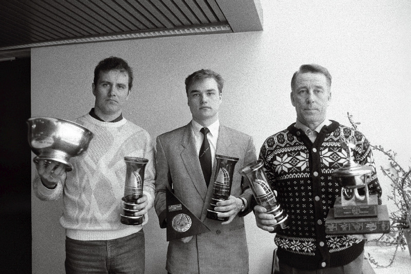 1990.a. edukalt võistelnud  Eesti jääpurjetajad (vasakult): Vaiko Vooremaa - maailmameistrivõistluste hõbe, Rene Kuulmann – maailma meistrivõistluste pronks ja Mati Kuulmann – Euroopa meistrivõistluste pronks.