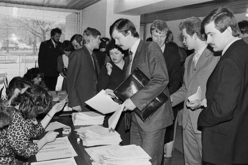ELKNÜ Keskkomitee XVI pleenumi delegaadid enne pleenumi algust registreerimislaua juures.